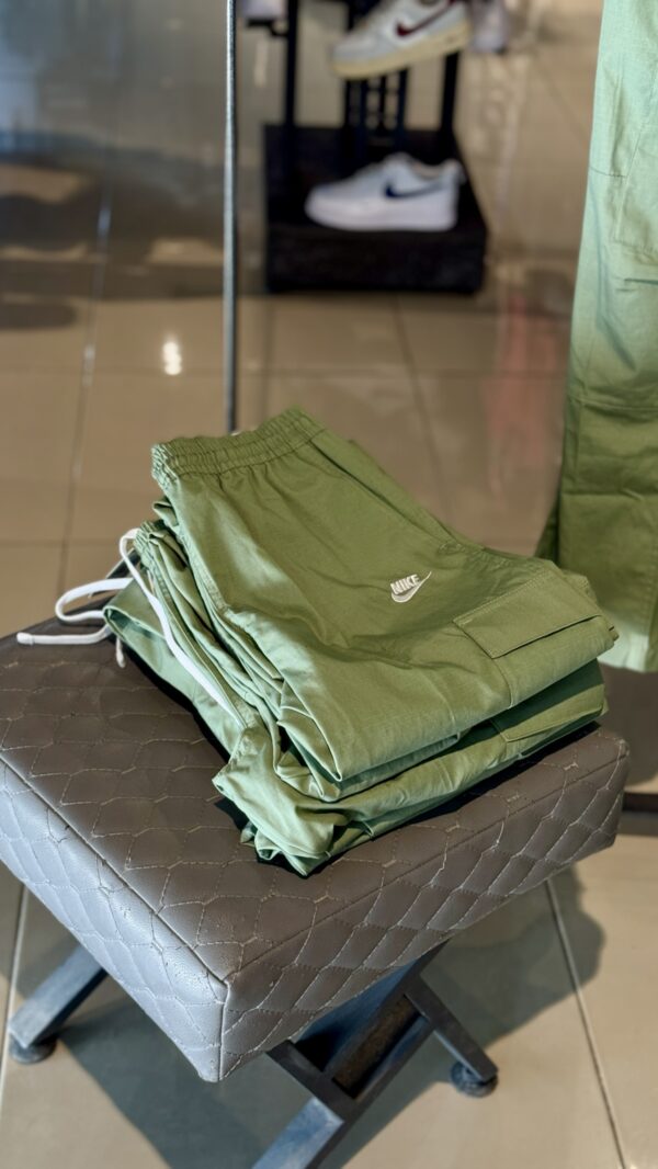 NIKE CLUB WOVEN CARGO OIL GREEN/WHITE 100%Coton