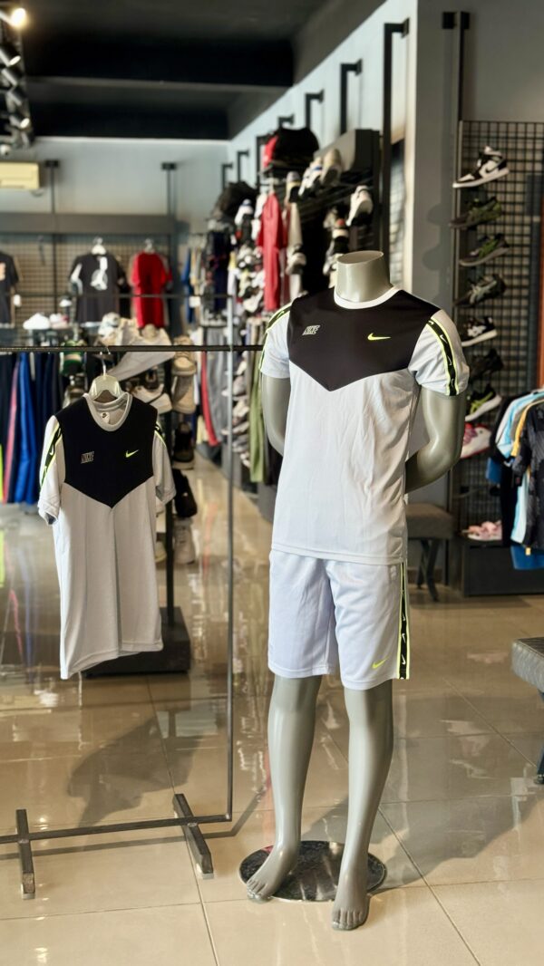 Nike Repeat