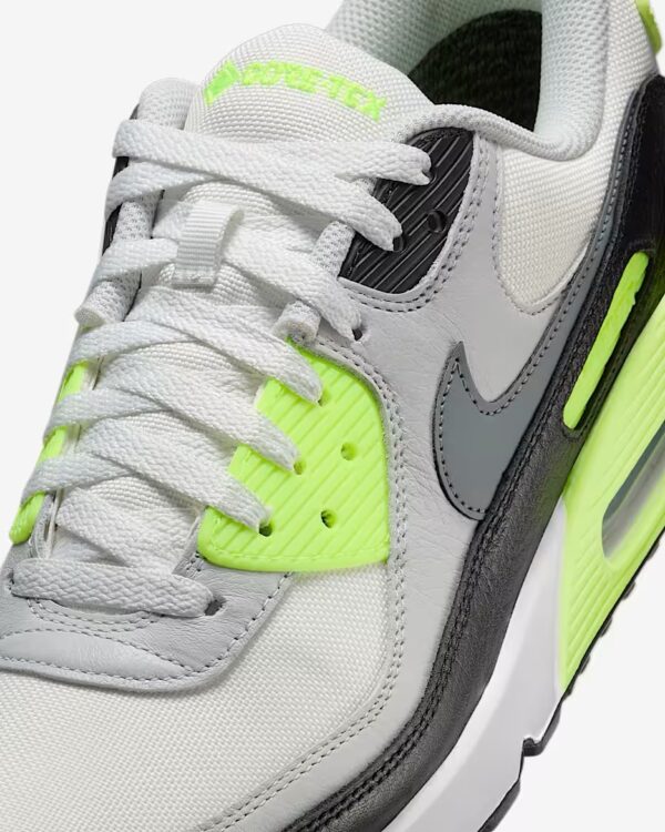 Nike Air Max 90 GORE-TEX
Summit White/Volt/Black/Cool Grey
