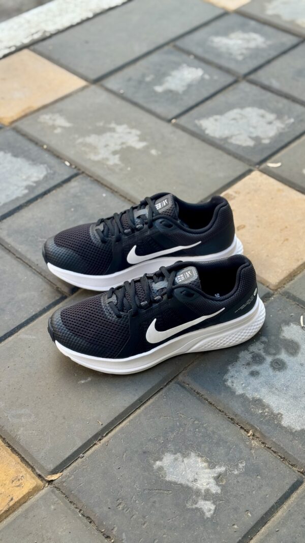 Nike Run Swift 2 Black & White