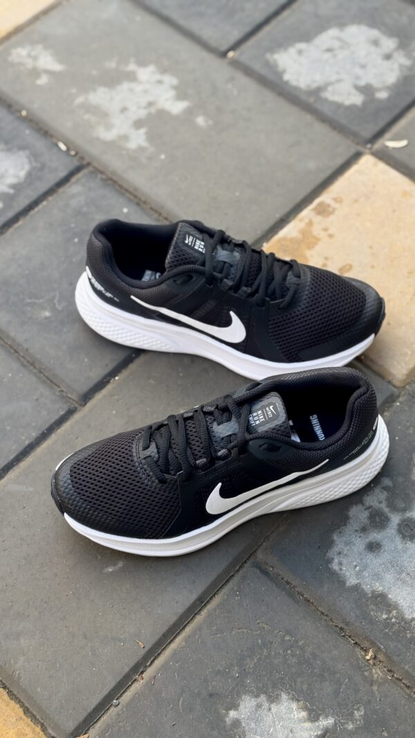 Nike Run Swift 2 Black & White