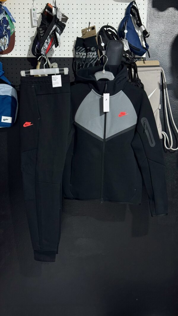 Nike Tech Fleece Windrunner Black/Smoke Grey/Bright Crimson