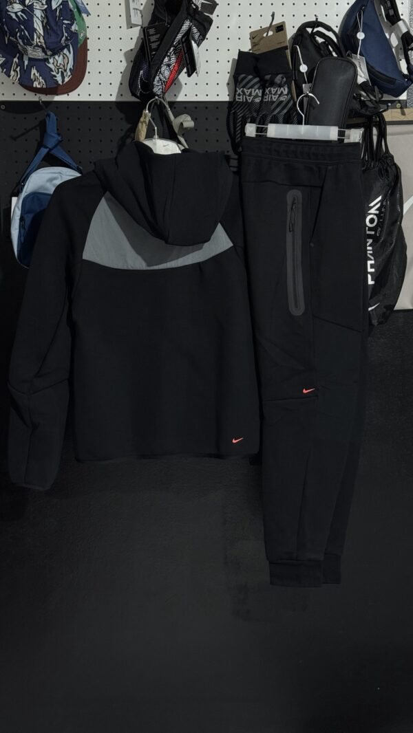 Nike Tech Fleece Windrunner Black/Smoke Grey/Bright Crimson