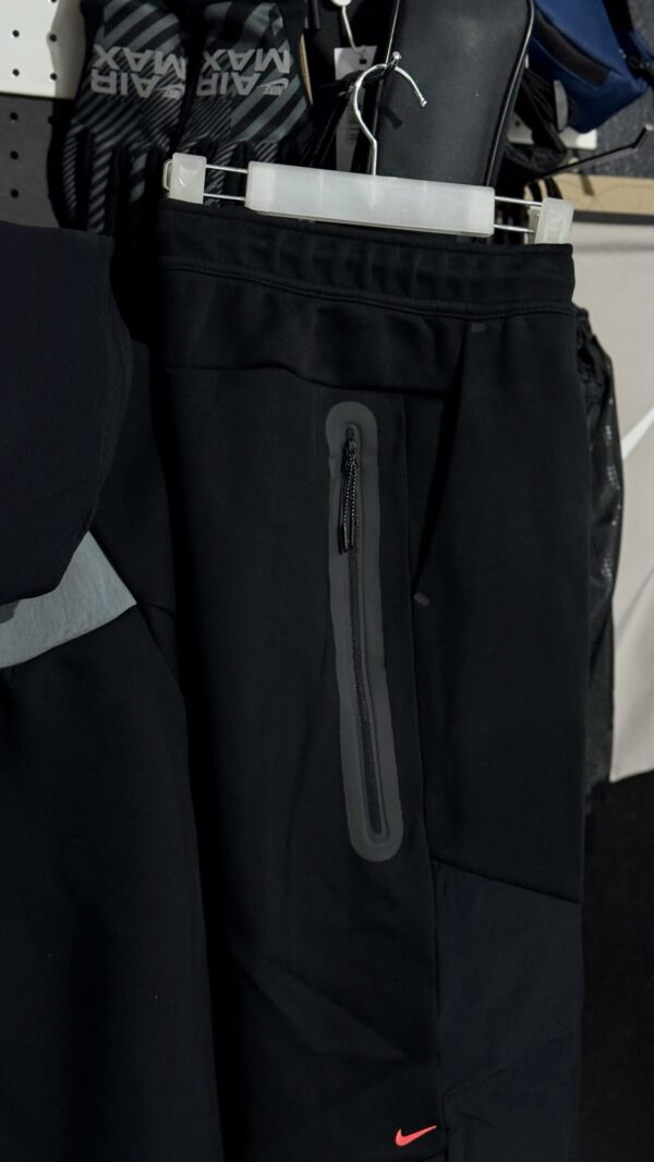 Nike Tech Fleece Windrunner Black/Smoke Grey/Bright Crimson