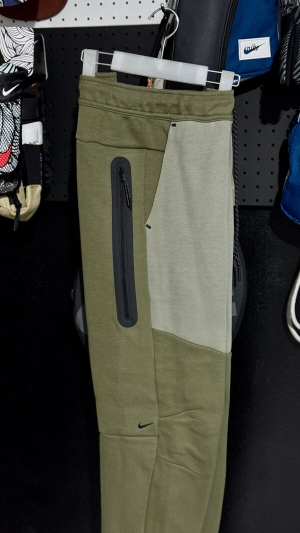 Nike Tech Fleece Joggers Clay Green/Light Smoke Grey/Black