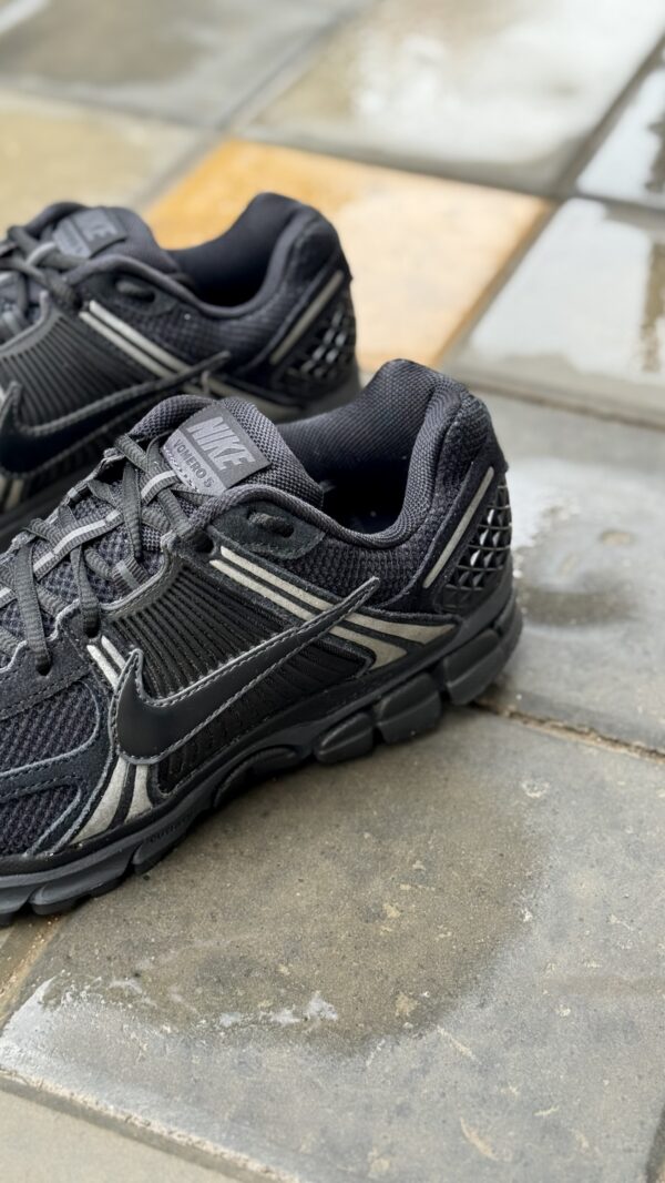 Nike Zoom Vomero 5 
Black Metallic Dark Grey