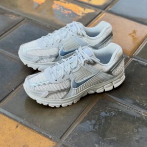 f0e84ce7-5235-4f74-9897-f865f03e957b Nike Zoom Vomero 5 Pure Platinum Bleu Célestine