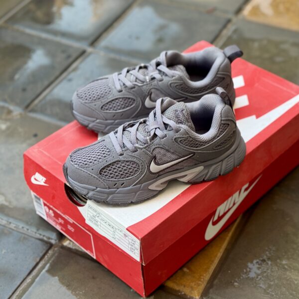 Nike V5 Runner Atmosphere gris