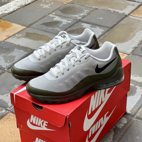 NIKE AIR MAX INVIGOR - GRIS/NOIR VERT