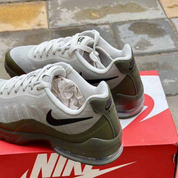 NIKE AIR MAX INVIGOR - GRIS/NOIR VERT