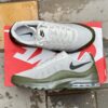NIKE AIR MAX INVIGOR - GRIS/NOIR VERT